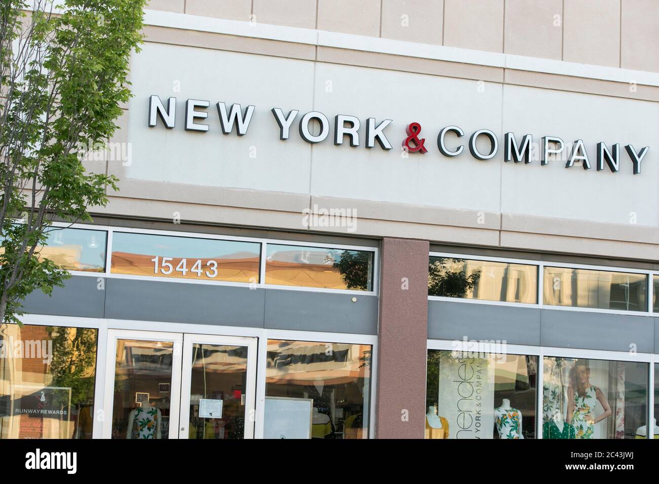 Ein Logo vor einem Einzelhandelsgeschäft von New York & Company in Bowie, Maryland, am 8. Juni 2020. Stockfoto