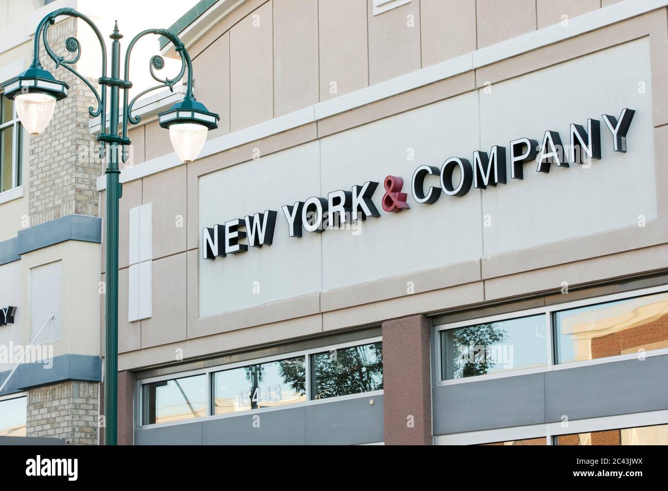 Ein Logo vor einem Einzelhandelsgeschäft von New York & Company in Bowie, Maryland, am 8. Juni 2020. Stockfoto