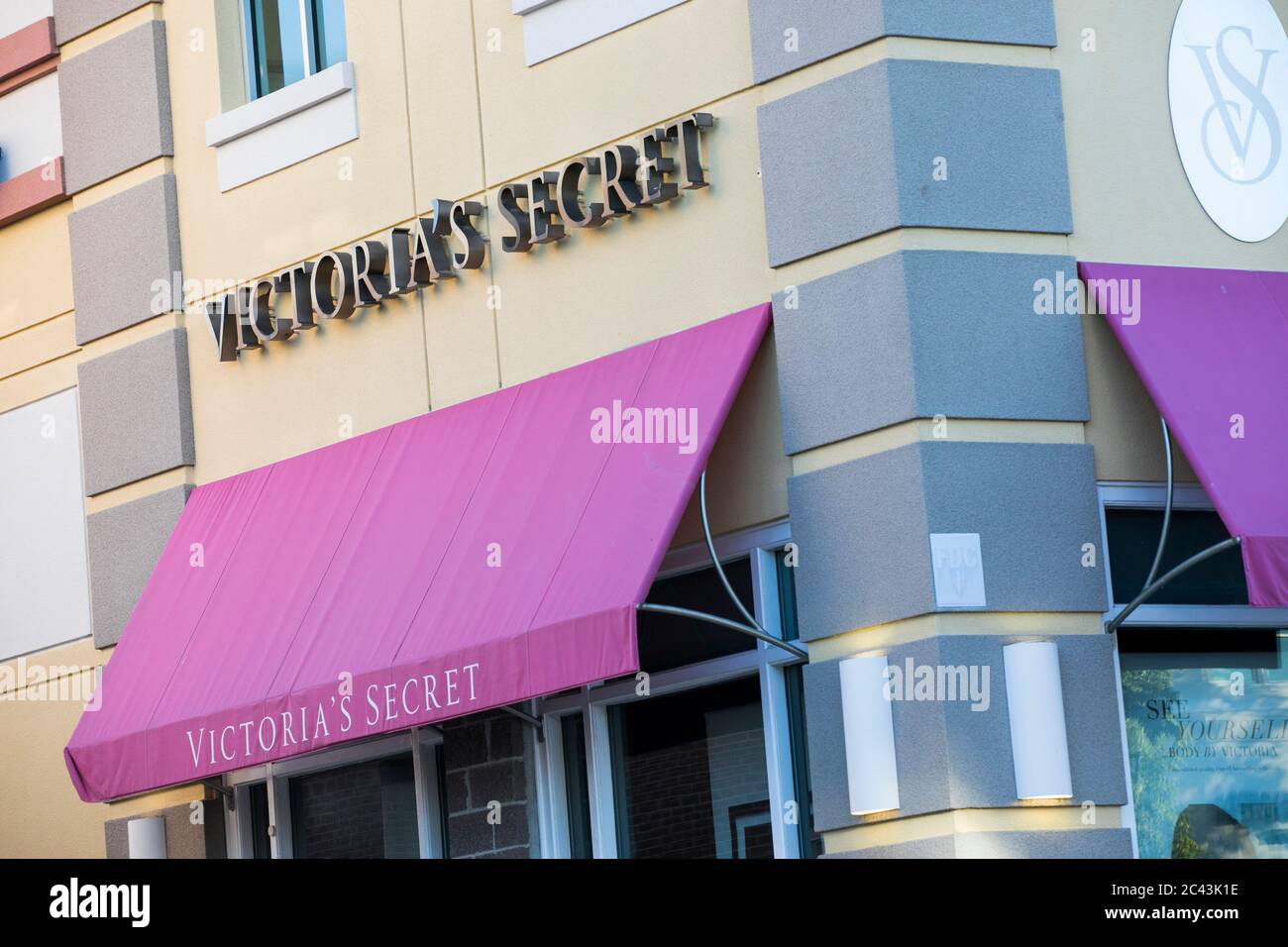 Ein Logo vor einem Victoria's Secret-Einzelhandelsgeschäft in Bowie, Maryland, am 8. Juni 2020. Stockfoto