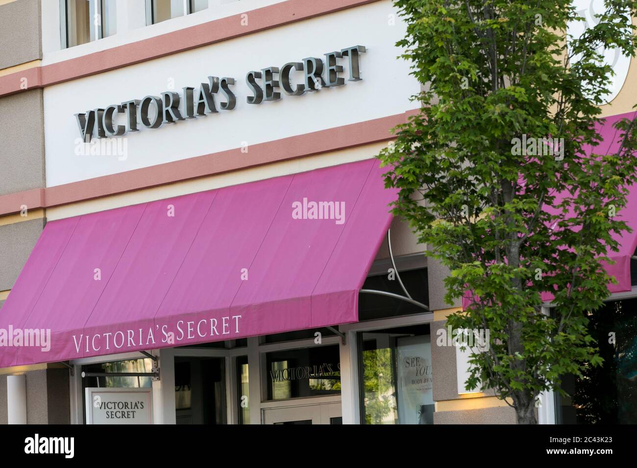 Ein Logo vor einem Victoria's Secret-Einzelhandelsgeschäft in Bowie, Maryland, am 8. Juni 2020. Stockfoto