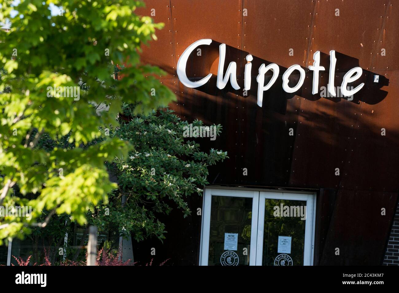 Ein Logo-Schild vor einem Chipotle Restaurant in Bowie, Maryland am 8. Juni 2020. Stockfoto