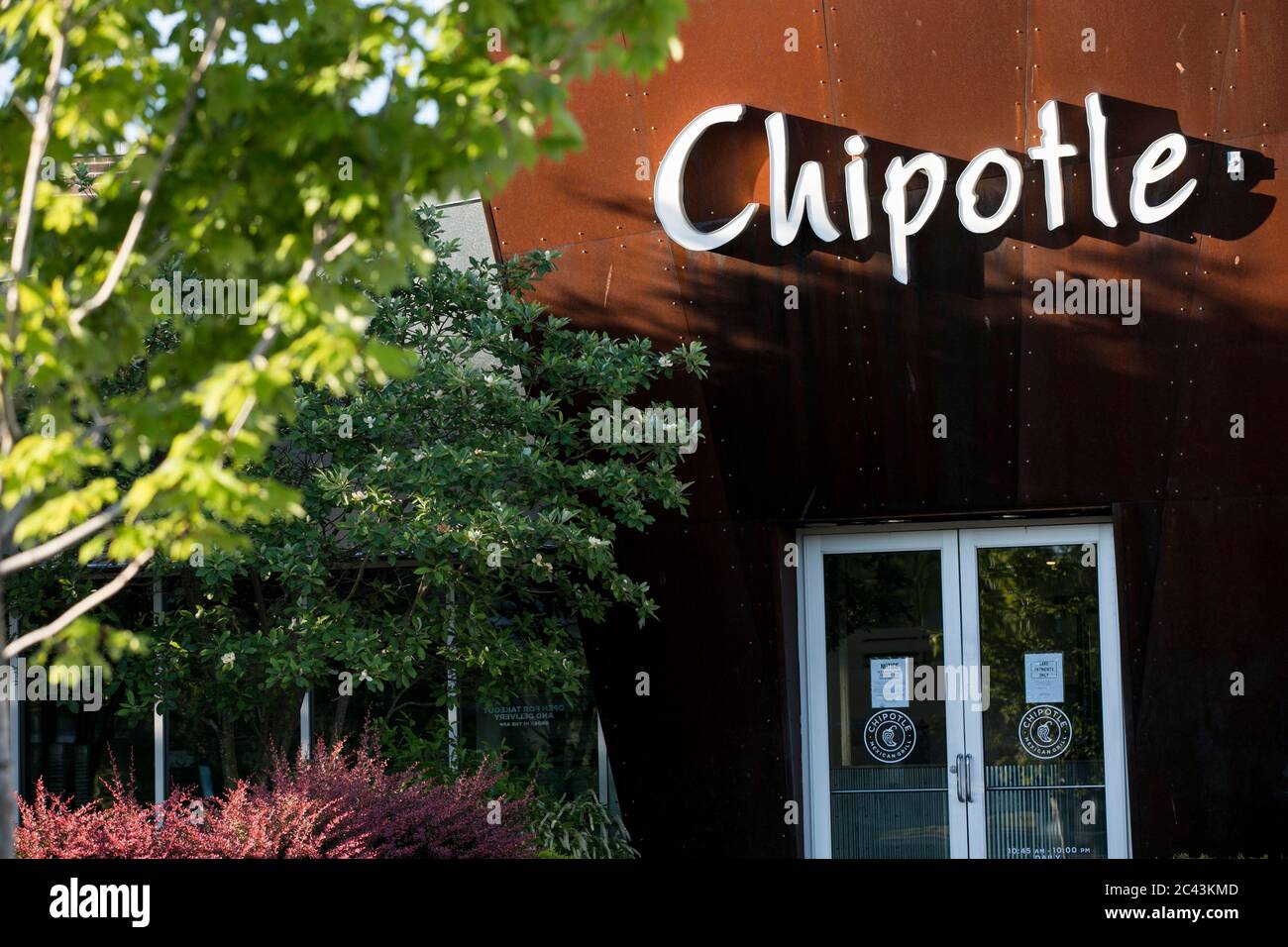 Ein Logo-Schild vor einem Chipotle Restaurant in Bowie, Maryland am 8. Juni 2020. Stockfoto