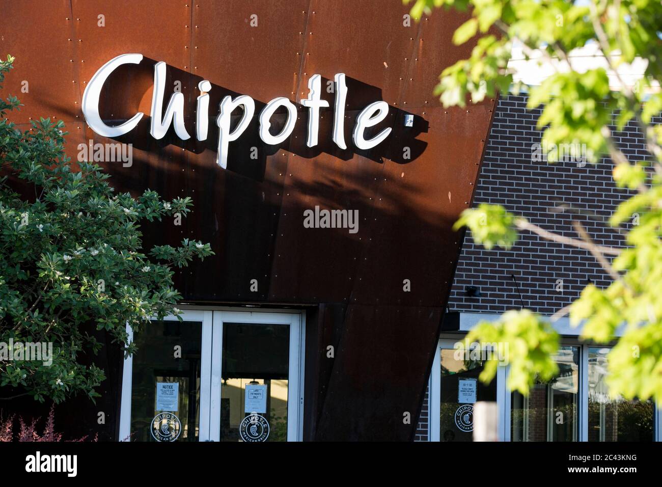 Ein Logo-Schild vor einem Chipotle Restaurant in Bowie, Maryland am 8. Juni 2020. Stockfoto