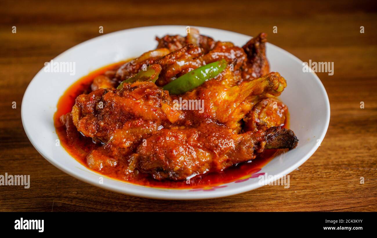 Ayam masak merah ist ein malaysisches traditionelles Gericht. Das bedeutet wörtlich Huhn "gekocht-rot" in Englisch. Es ist eine Auflaufform von Hühnerstücken in getrockneten c Stockfoto