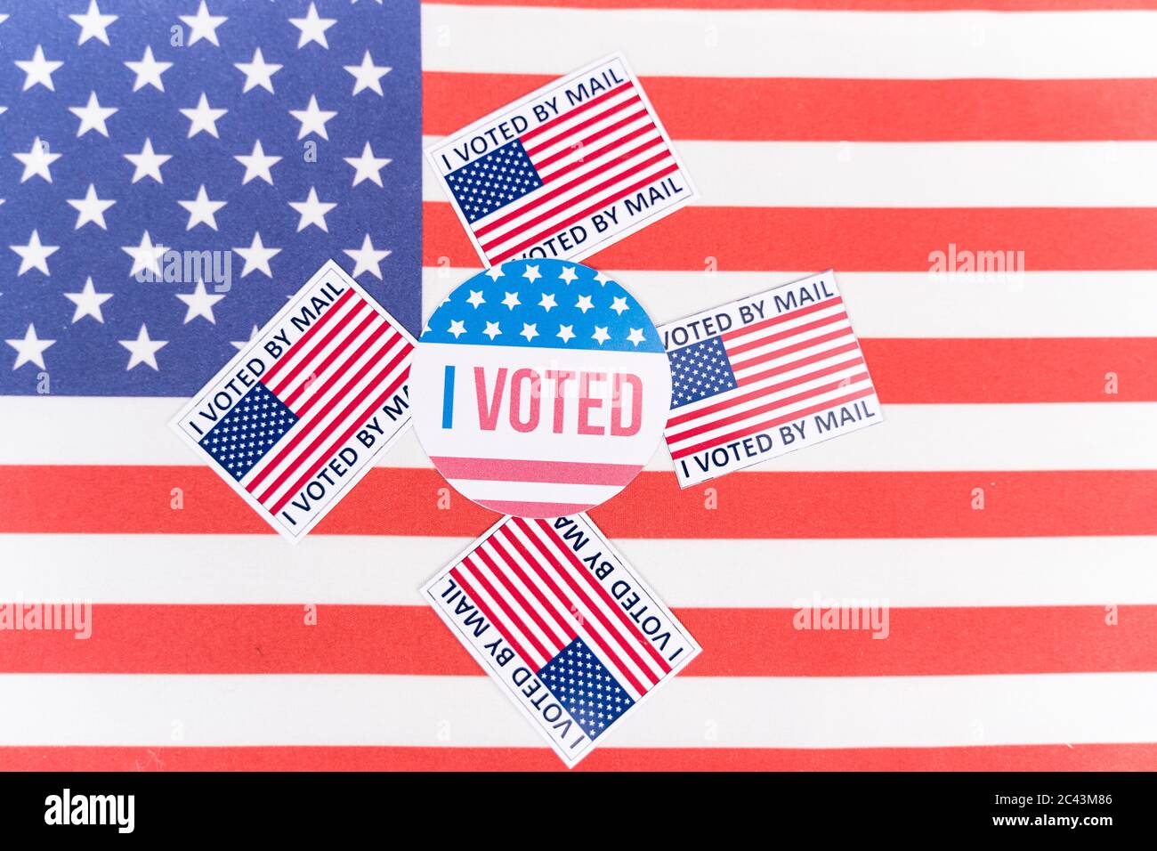 Ich habe meine Mail Sticker auf US-Flagge abgestimmt - Konzept der Briefwahl während der amerikanischen Wahlen. Stockfoto