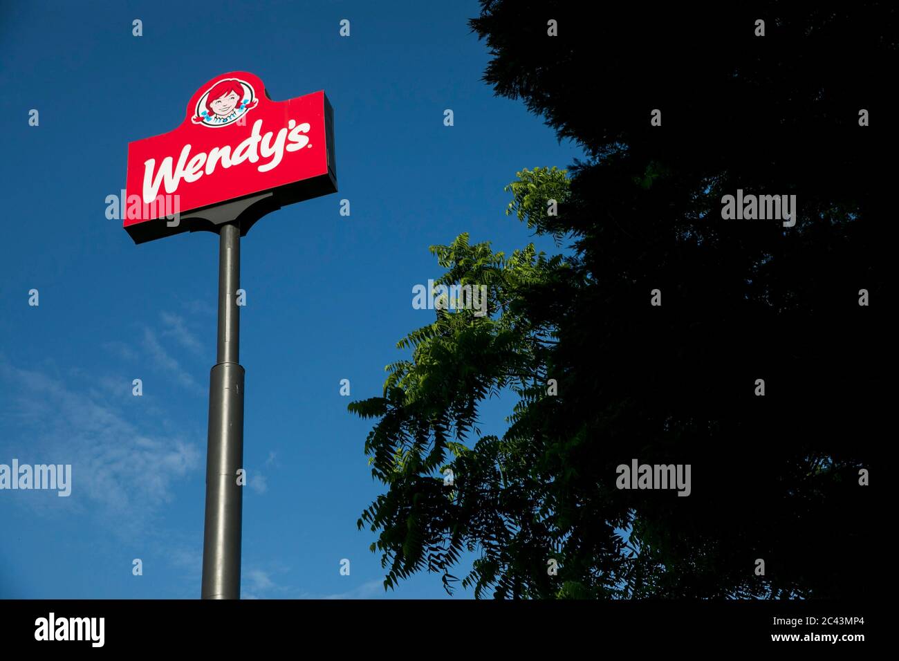 Ein Logo vor einem Restaurant von Wendy's in Hagerstown, Maryland am 10. Juni 2020. Stockfoto