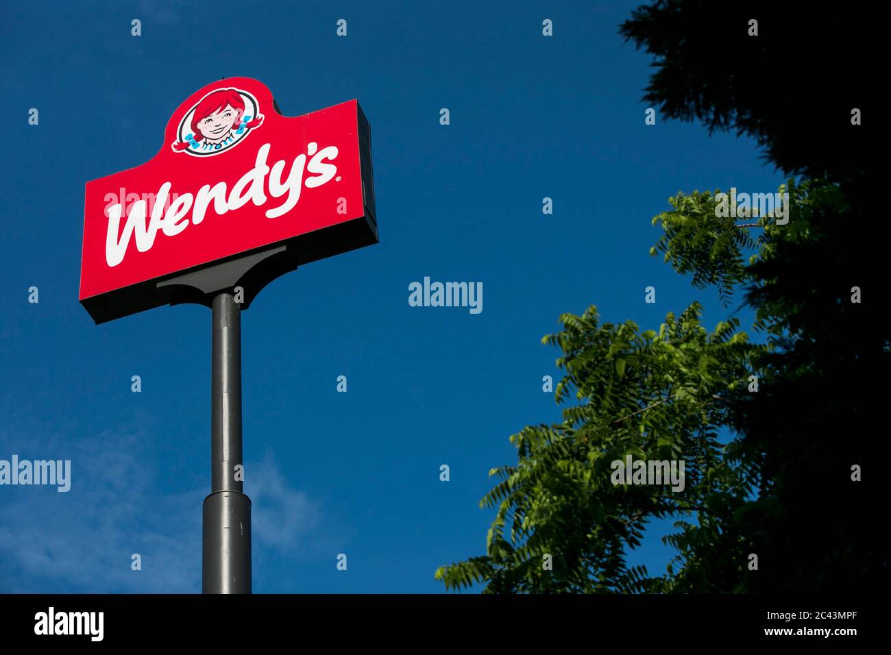 Ein Logo vor einem Restaurant von Wendy's in Hagerstown, Maryland am 10. Juni 2020. Stockfoto