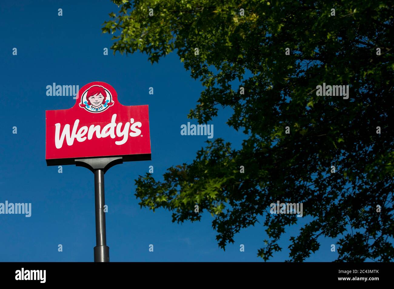 Ein Logo vor einem Restaurant von Wendy's in Hagerstown, Maryland am 10. Juni 2020. Stockfoto