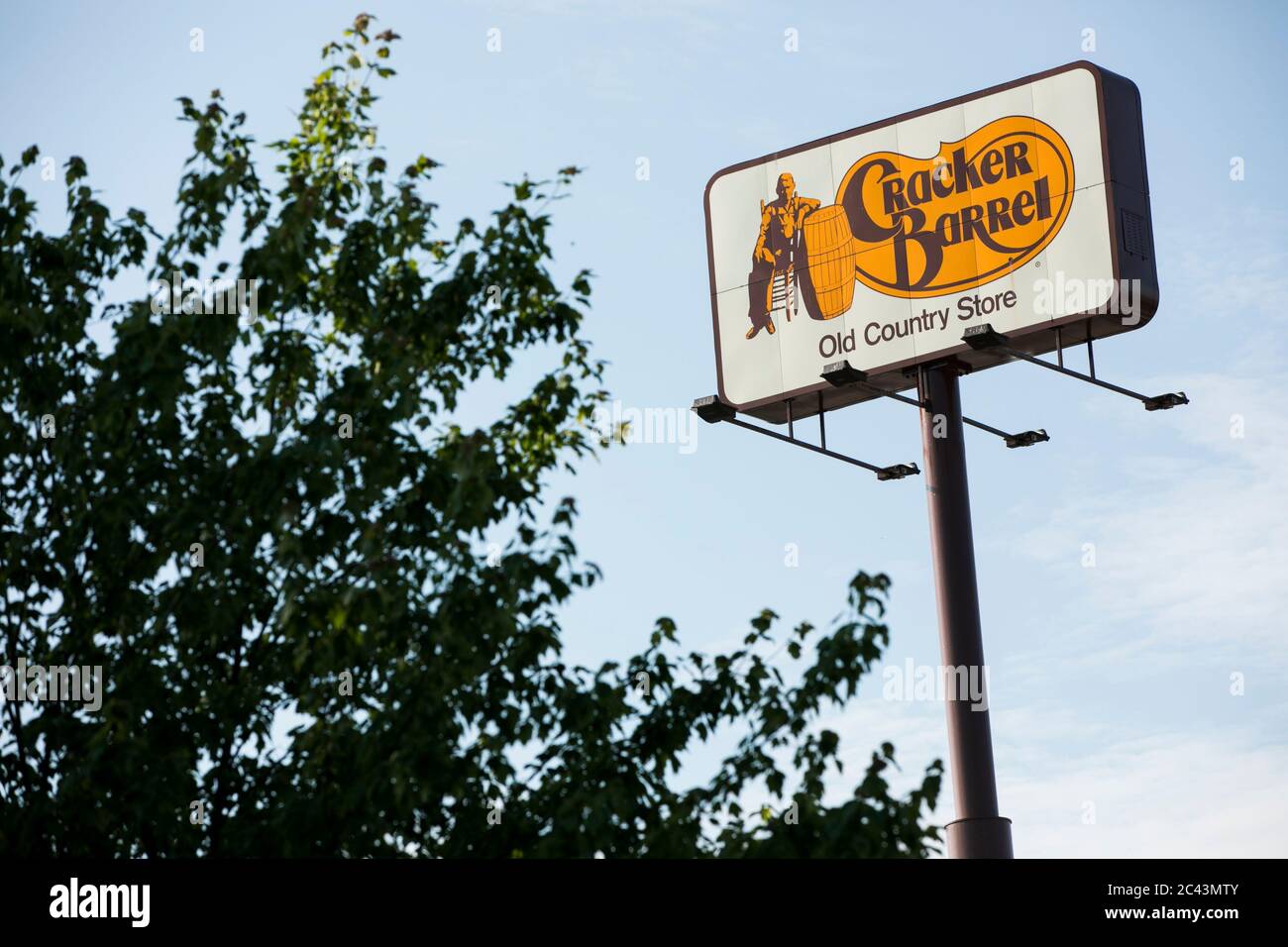 Ein Logo-Schild vor einem Cracker Barrel Old Country Store Restaurant Standort in Hagerstown, Maryland am 10. Juni 2020. Stockfoto