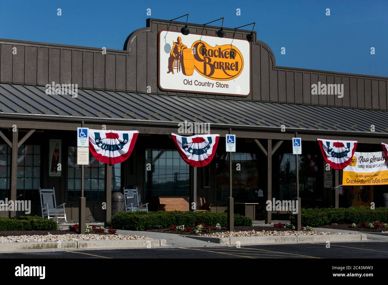 Ein Logo-Schild vor einem Cracker Barrel Old Country Store Restaurant Standort in Hagerstown, Maryland am 10. Juni 2020. Stockfoto