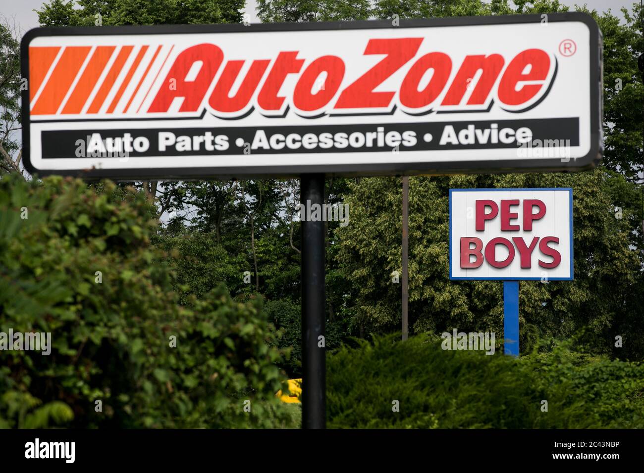 Logo-Schilder außerhalb der AutoZone und Pep Boys Einzelhandelsgeschäfte in Frederick, Maryland am 10. Juni 2020. Stockfoto
