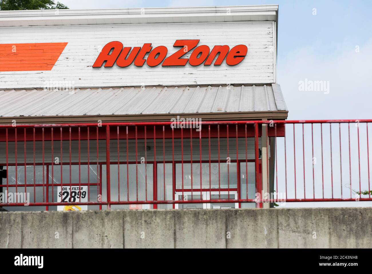 Ein Logo vor einem AutoZone-Einzelhandelsgeschäft in Frederick, Maryland am 10. Juni 2020. Stockfoto