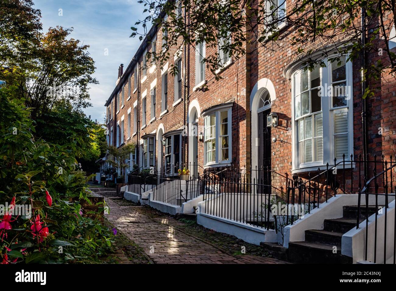 ROYAL TUNBRIDGE WELLS, KENT, Großbritannien - 15. SEPTEMBER 2019: Blick entlang der Bedford Terrace - einer hübschen denkmalgeschützten georgianischen Straße Stockfoto