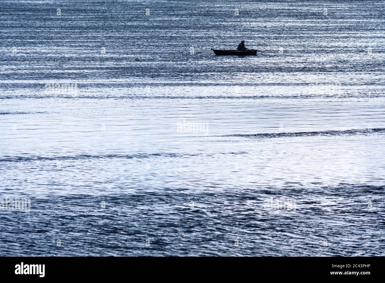 Silhouette der Fischer im Boot auf dem Fluss Stockfoto