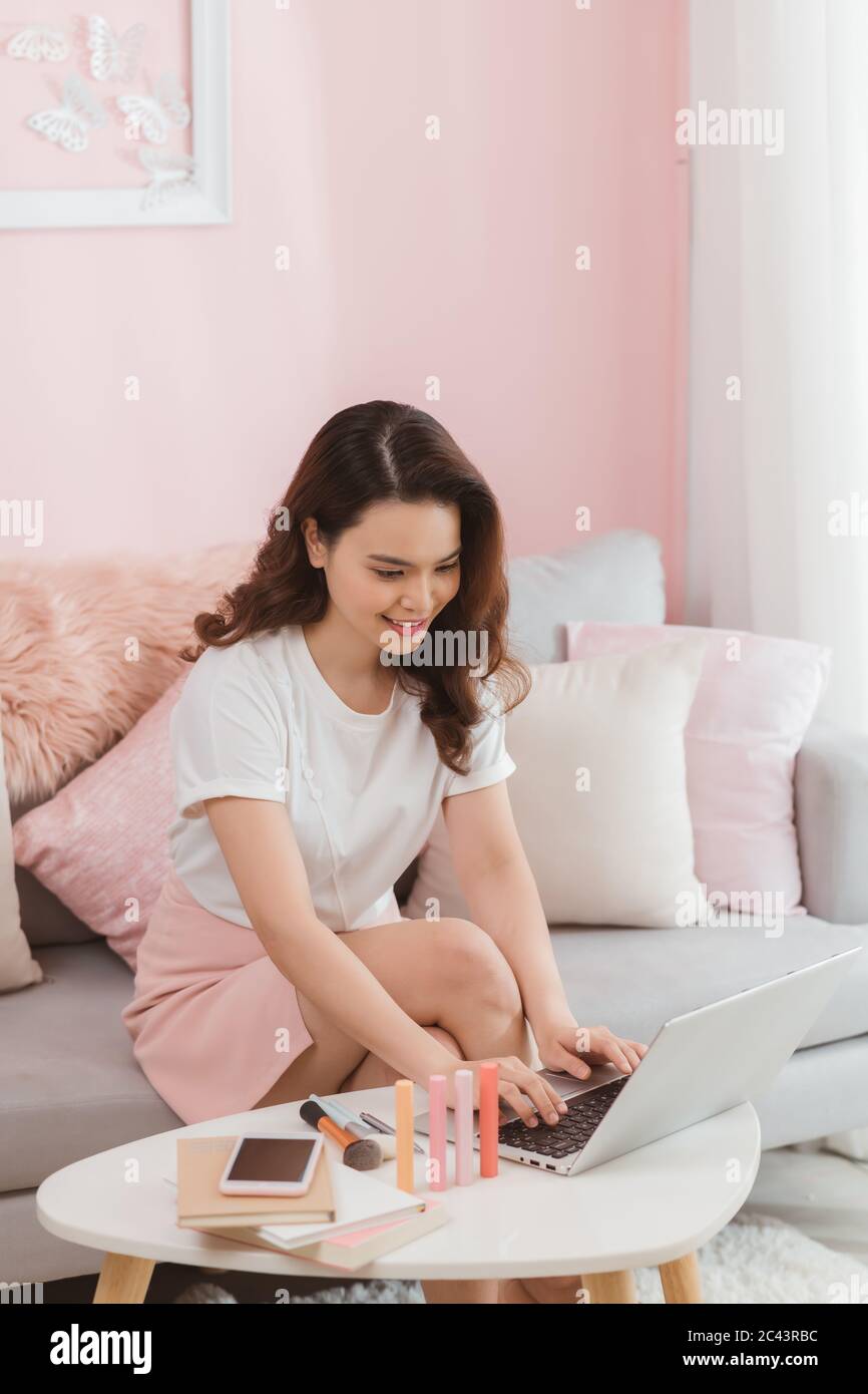Elegante asiatische Dame freiberufliche Arbeiter Eingabe auf Laptop-Computer Antwort Nachricht Online-Shop Kundenservice Internet Stockfoto