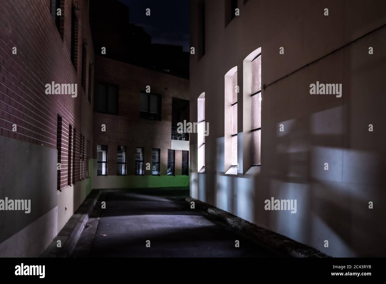 Gasse mit Schatten in der Nacht Stockfoto