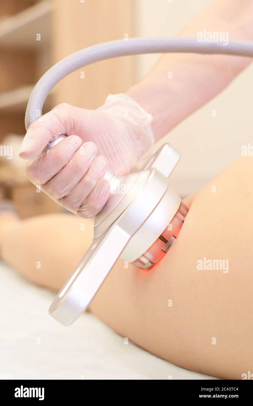 Behandlung von Körperkavitation. Ultraschallpflege zur Fettreduktion. Ultraschallmassage im Salon. Anti-Cellulite Stockfoto