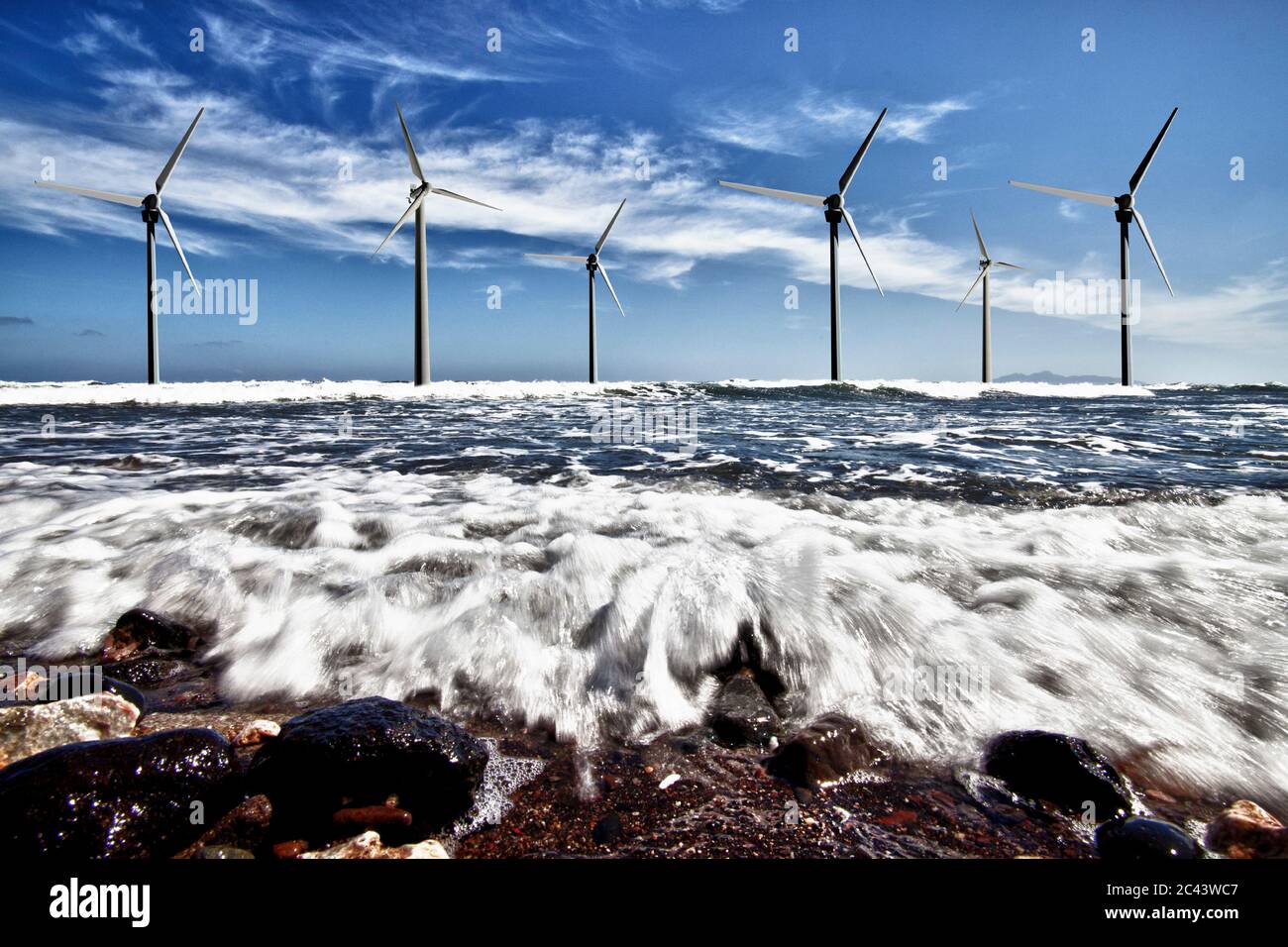 Windkraftanlagen im Meer Stockfoto