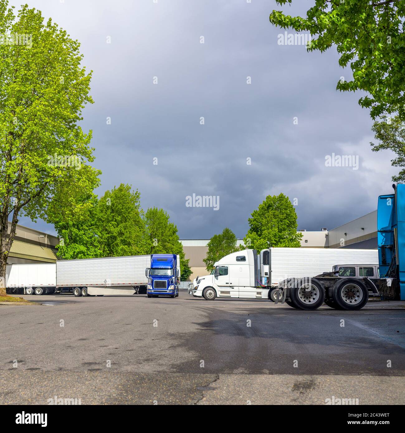 Big Rig Langstrecke Industriefracht blau semi-Truck Transport von gewerblichen Fracht im Kühlschrank semi Trailer Drehen auf dem Parkplatz mit wareho Stockfoto