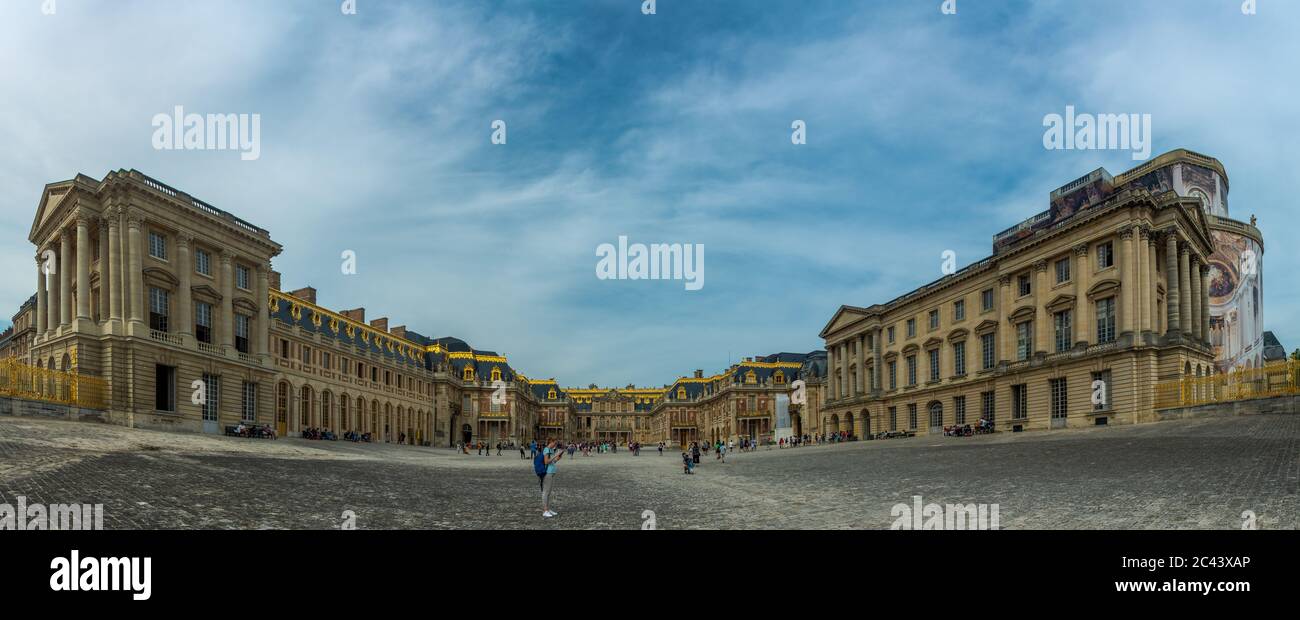 Versailles, Frankreich - 27. August 2019 : Besucher des Schlosses von Versailles, einem königlichen Schloss in Versailles, Frankreich. Marmorplatz. Sie wurde hinzugefügt Stockfoto