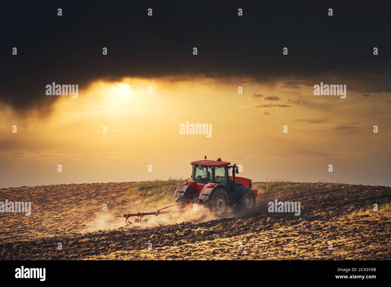 Traktor pflügen die Felder , landwirtschaftliche Landschaft Stockfoto