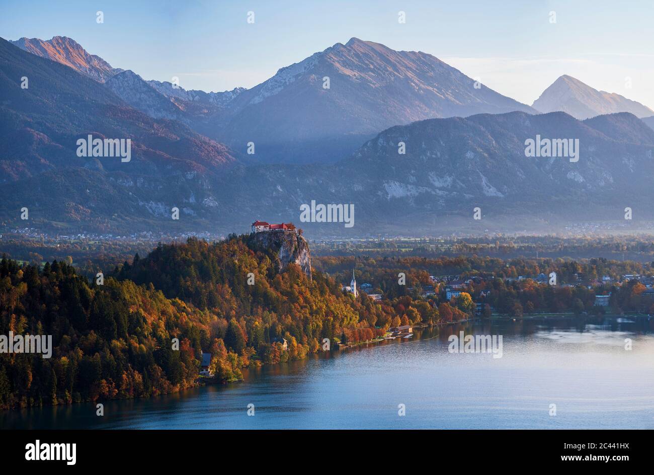 Slowenien, Oberkrain, Bled, Schloss Bled mit Blick auf die Stadt am Seeufer bei nebliger Morgendämmerung Stockfoto