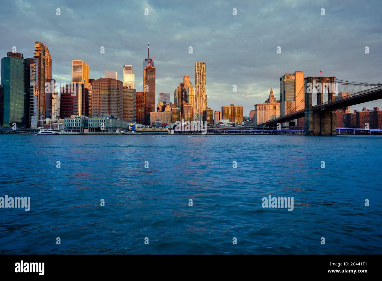 USA, New York, New York City, East River und Brooklyn Bridge bei Sonnenaufgang mit Manhattan Skyline im Hintergrund Stockfoto