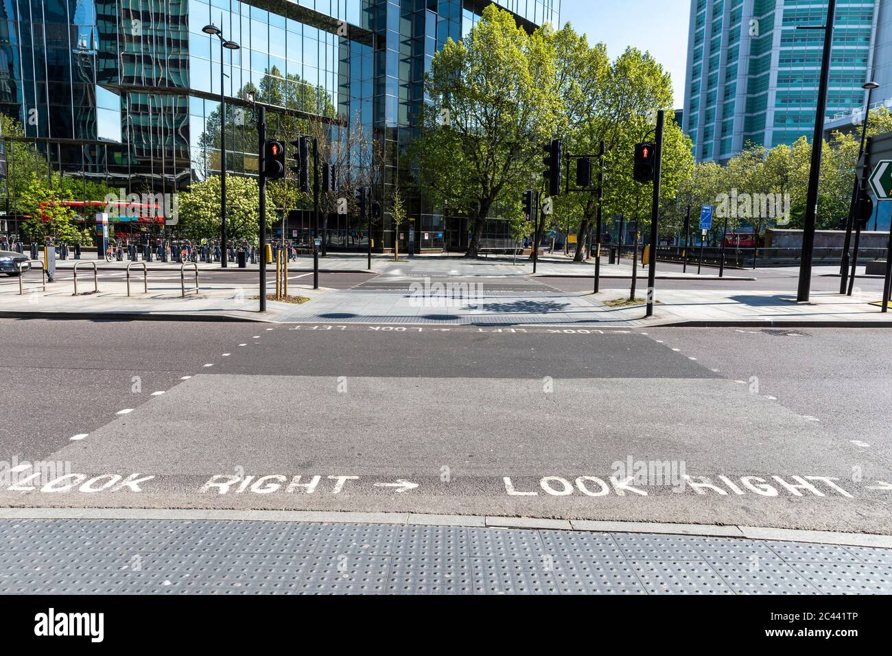 Großbritannien, London, Fußgängerüberweg und leere Straße in der Nähe des Euston Platzes während der Ausgangssperre Stockfoto