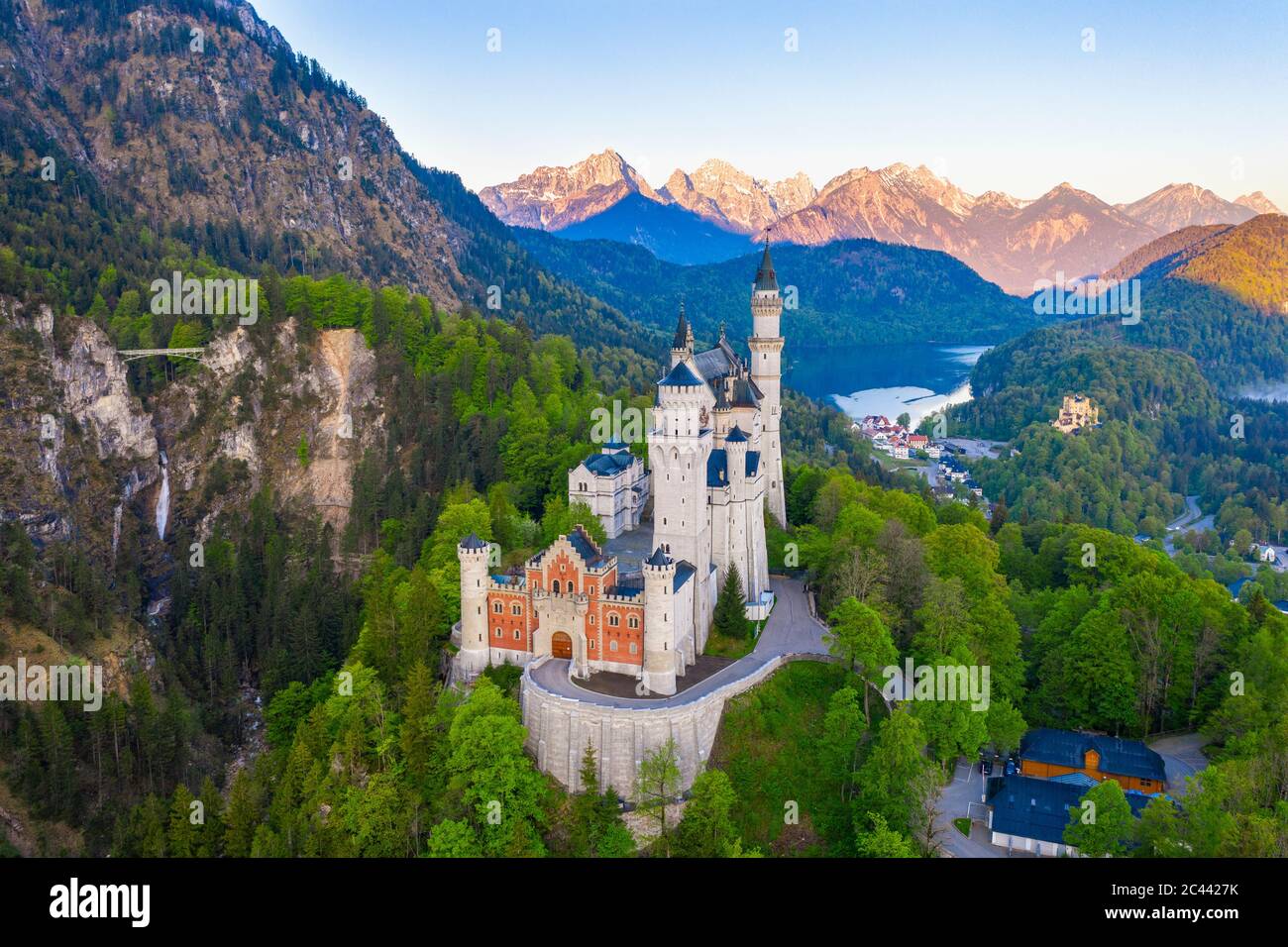 Deutschland, Bayern, Hohenschwangau, Drohne Blick auf Schloss Neuschwanstein im Frühjahr Stockfoto