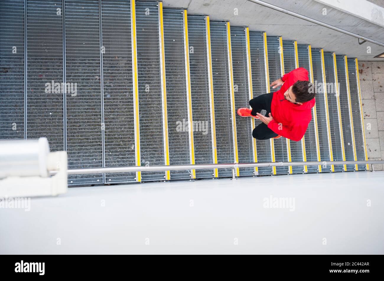 Junger Mann läuft Treppen Stockfoto