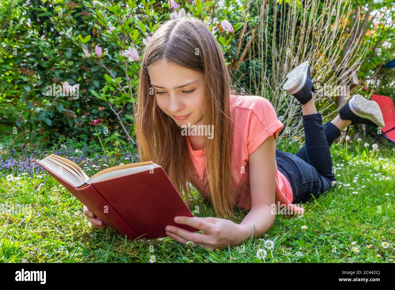 Ein mädchen, das auf dem gras liegt -Fotos und -Bildmaterial in hoher ...