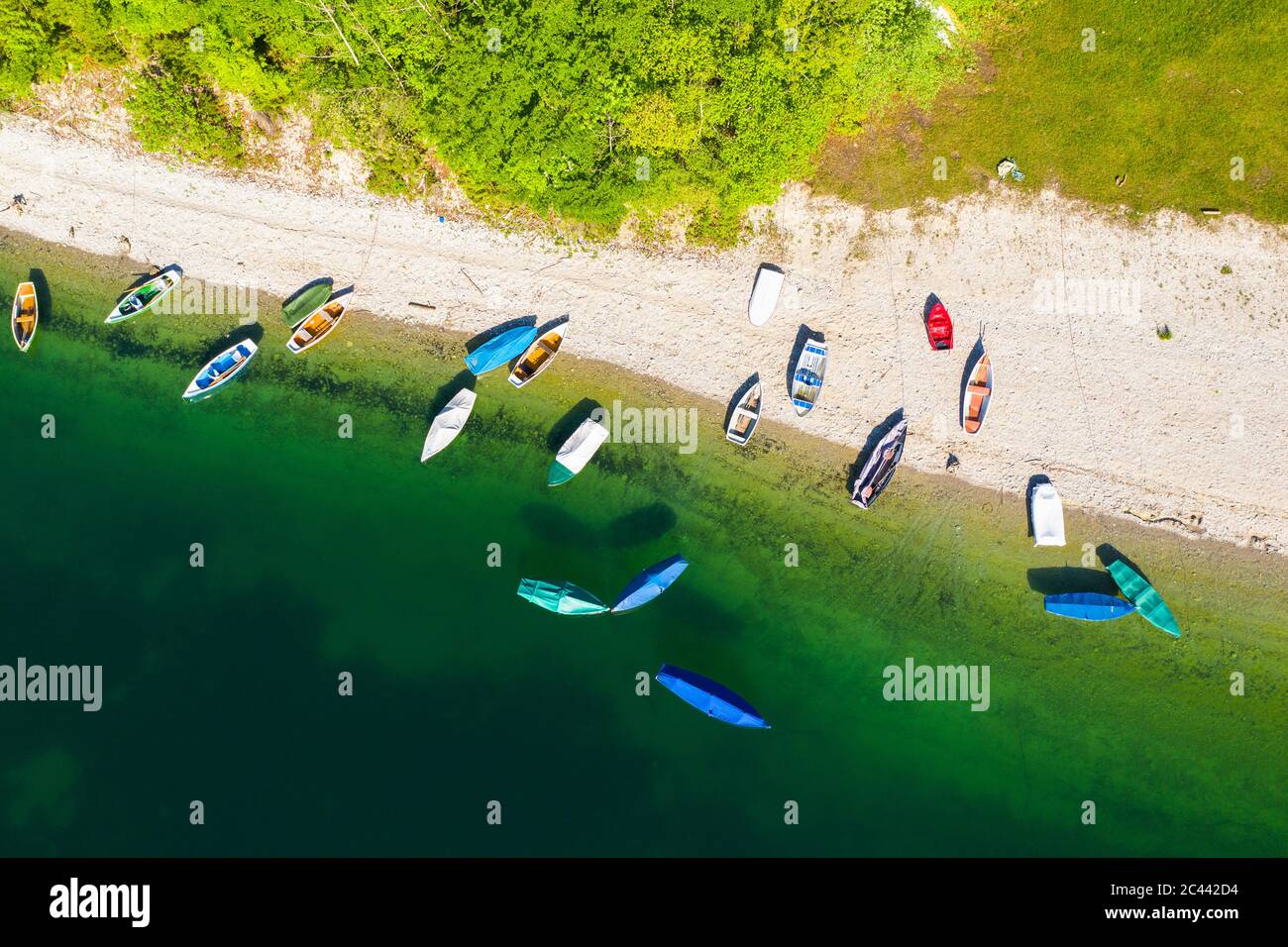 Deutschland, Bayern, Lenggries, R owboats links auf dem grünen Ufer des Sylvenstein Stausees Stockfoto