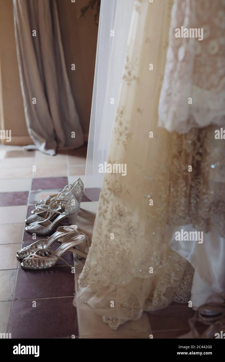 Brautkleider und Schuhe auf dem Boden Stockfoto