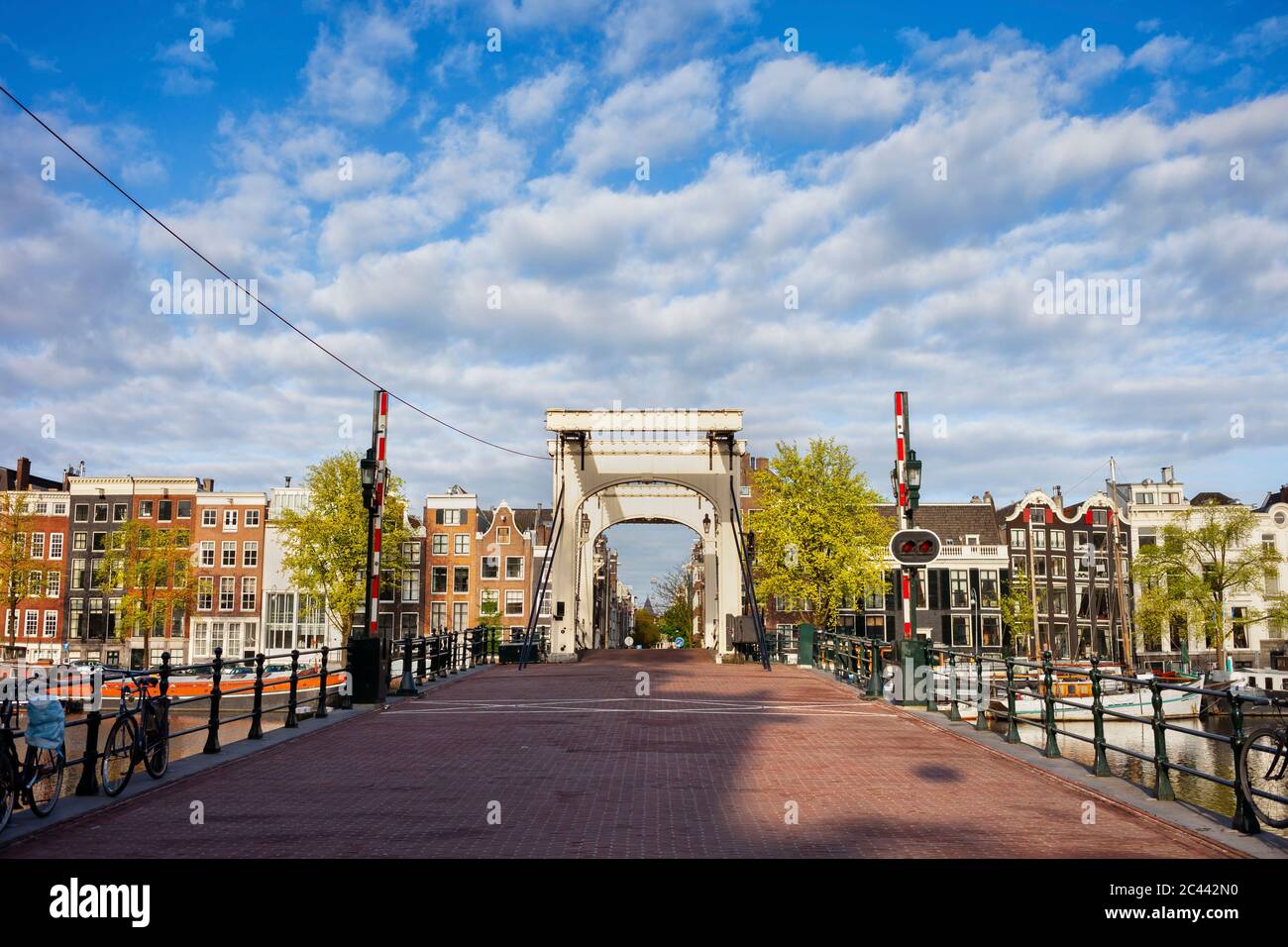 Niederlande, Nordholland, Amsterdam, Wolken über Magere Brücke Stockfoto