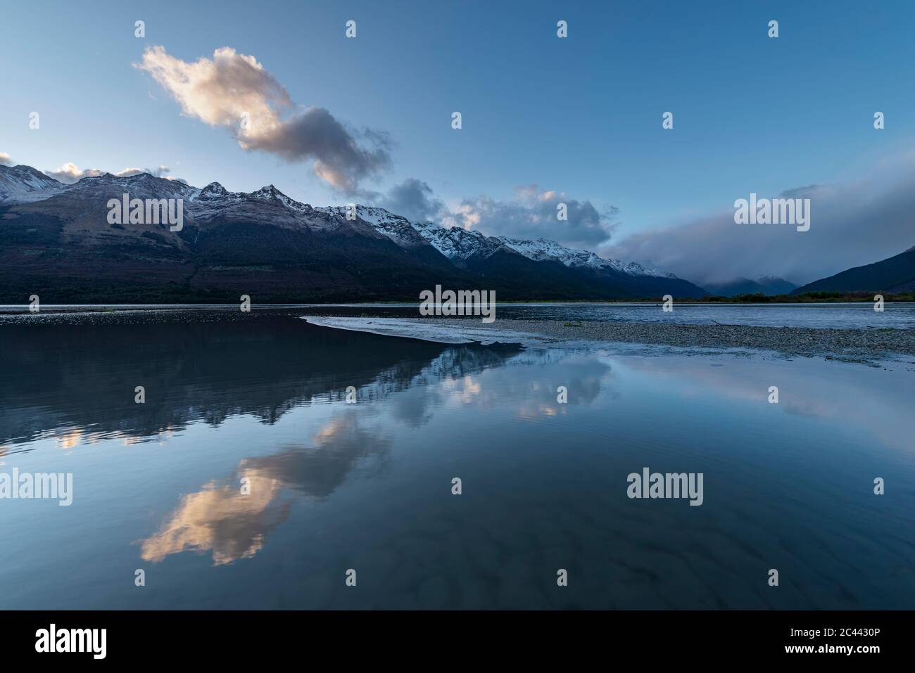 Neuseeland, Otago, Glenorchy, Humboldt Berge spiegeln sich in Lake Wakatipu in der Abenddämmerung Stockfoto