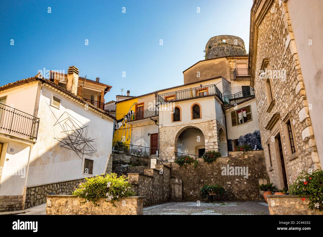 27. Oktober 2019 - Cerro al Volturno, Isernia, Molise, Italien - EIN Blick auf das alte Dorf mit Häusern und Gassen. Wunderschöne künstlerische Wandbilder. Der Stockfoto