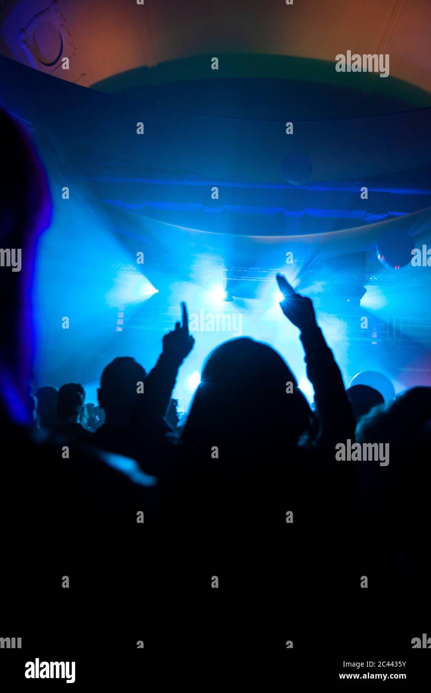 Die Menge jubelt während des Festivals der elektronischen Musik Stockfoto