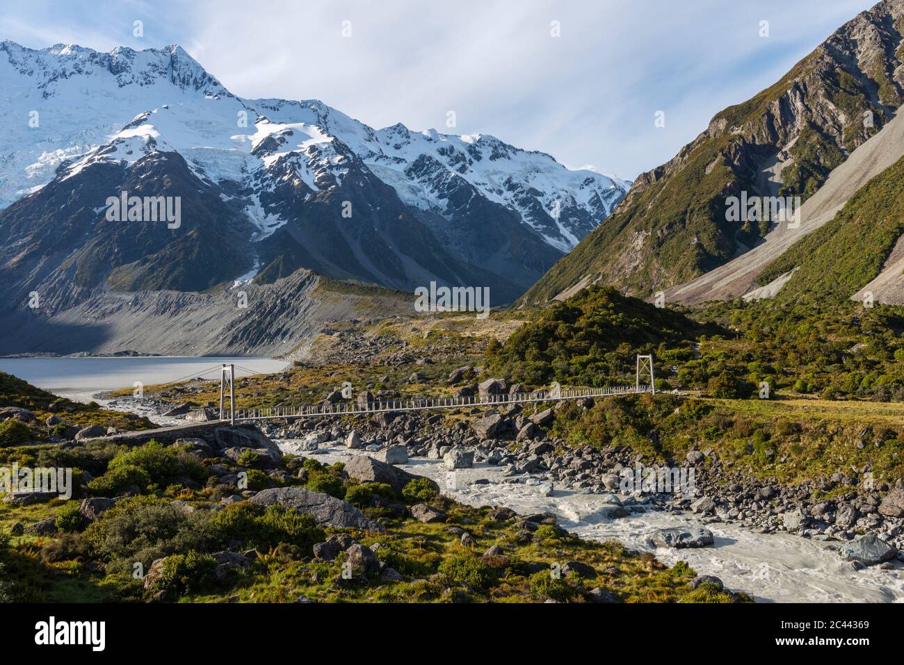 Neuseeland, Canterbury, Hängebrücke über Hooker River im Aoraki Mount Cook Nationalpark Stockfoto