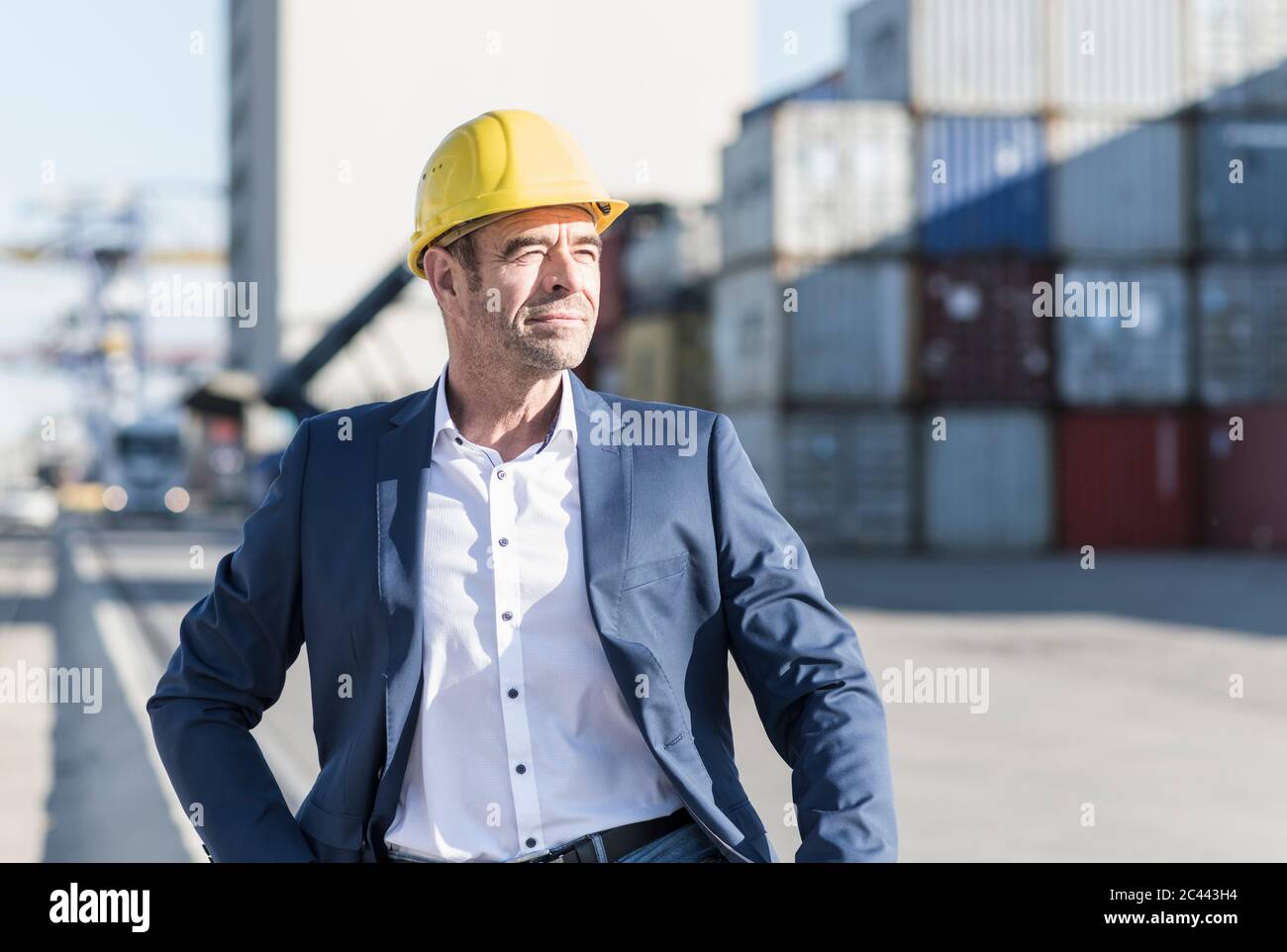 Porträt eines Geschäftsmannes mit Schutzhelm auf dem Industriegelände Stockfoto