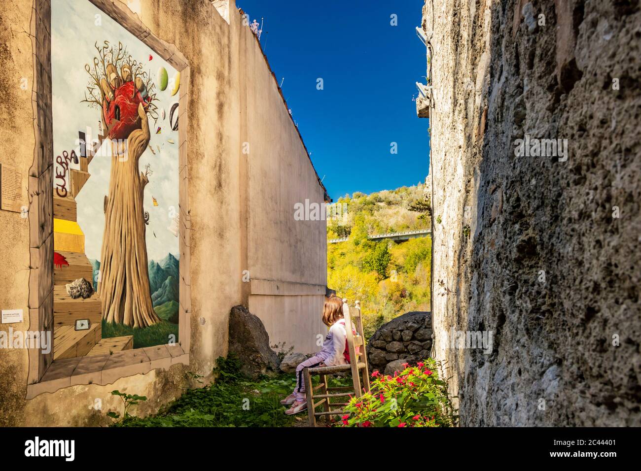 27. Oktober 2019 - Cerro al Volturno, Isernia, Molise, Italien - EIN schönes Wandgemälde von Michele Fattore in einer Gasse des Dorfes. Text: 'Der Stockfoto