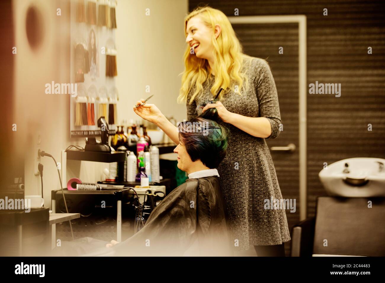 Weibliche Friseurin schneiden Frauen Haar Stockfoto