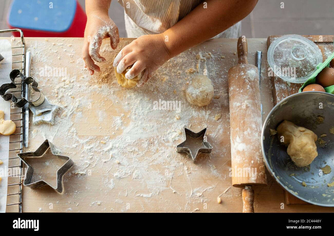 Erntegut Ansicht von Jungen Kneten Teig Stockfoto