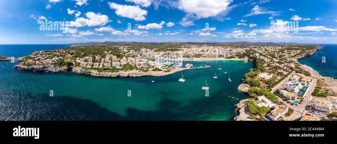 Spanien, Balearen, Mallorca, Porto Cristo, Cala Manacor, Küste mit Villen und natürlichen Hafen Stockfoto