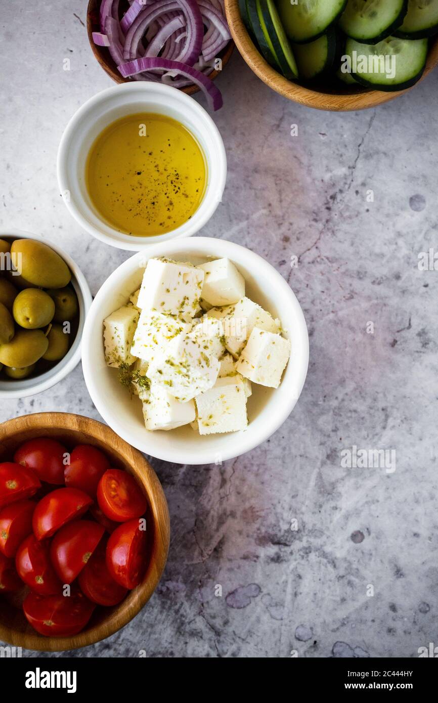 Schüsseln mit frischen Zutaten für griechischen Salat Stockfoto