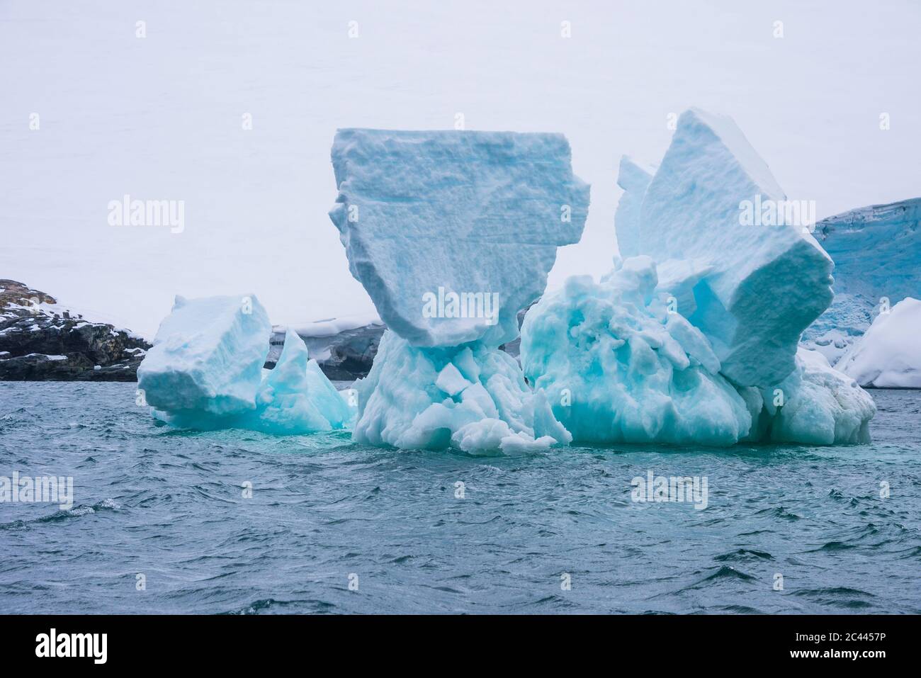 Eisberg schwimmt im südlichen Orkney Inseln Archipel Stockfoto