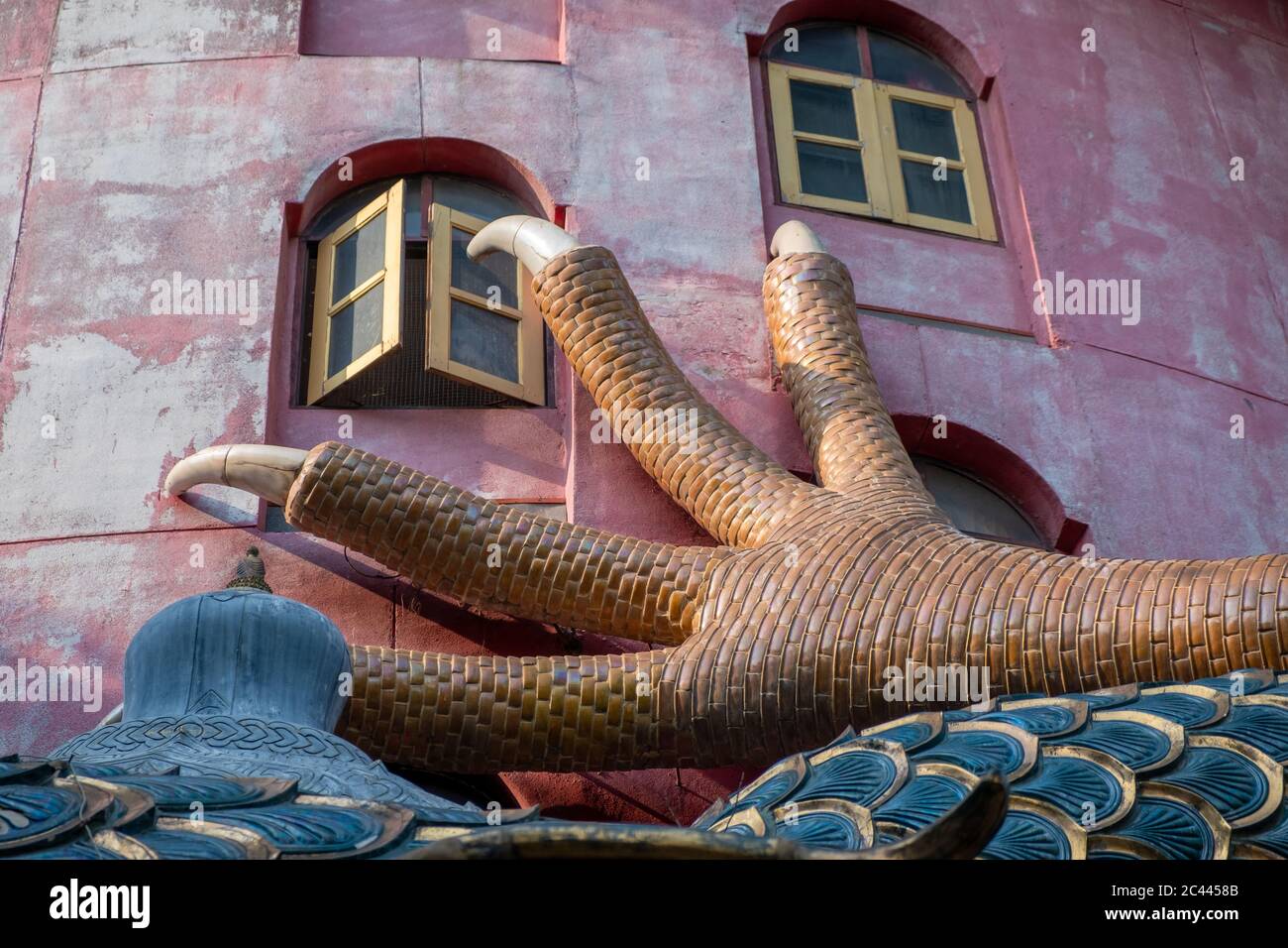 Nakhon Pathom, Thailand-Februar, 2020:Wat Samphran Dragon Temple im Sam Phran District.Buddhistischer Tempel hat einen Drachen umwickelt. Stockfoto