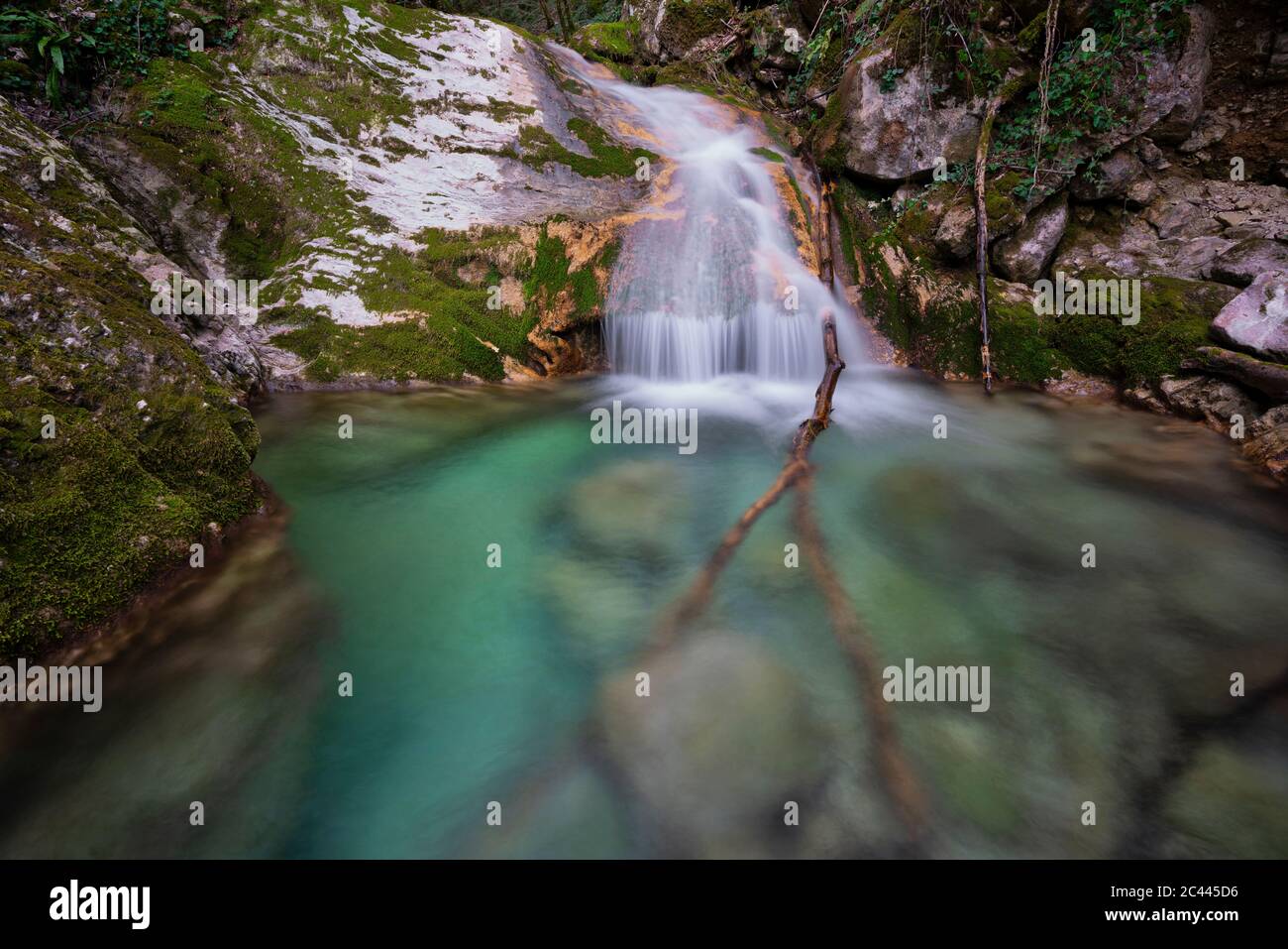 Italien, Bach fließt in Forra di Rio Freddo Schlucht schneiden durch östlichen Hang des Monte Cucco Stockfoto