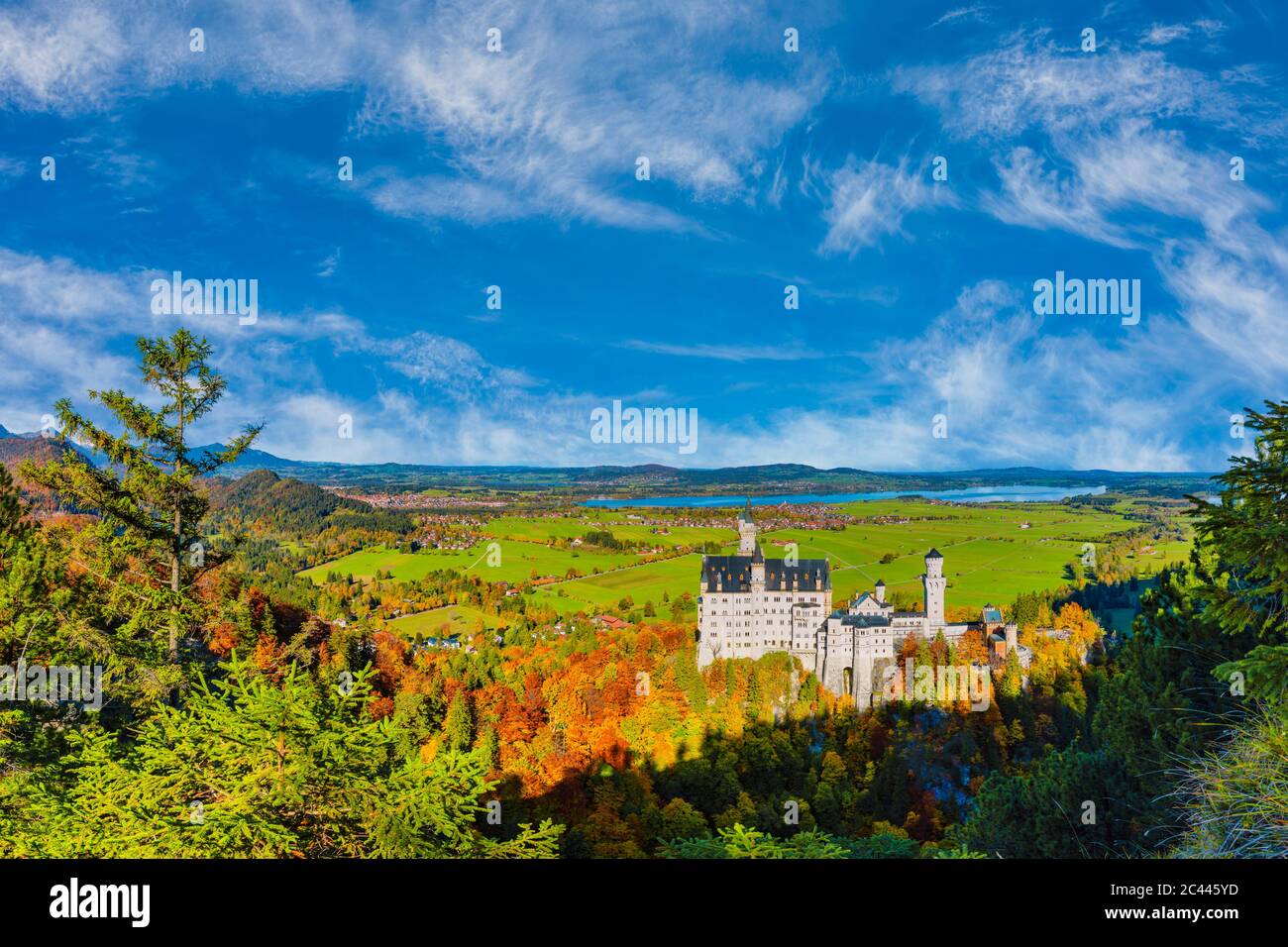 Deutschland, Bayern, Hohenschwangau, Himmel über Schloss Neuschwanstein im Herbst Stockfoto