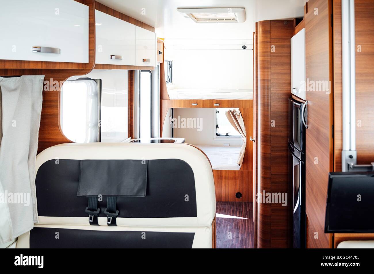 Hölzerne Innenausstattung von sauberen Wohnmotorhaus Stockfoto
