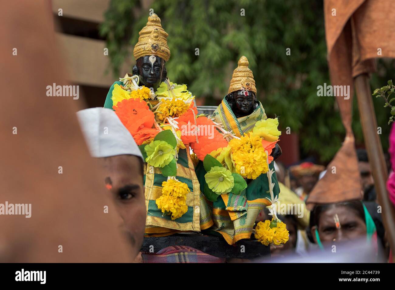 Das Bild von Lord Vithal und Rukamni Idole in den Leuten märz jährliche palanquin Prozession nach Pandharpur, Maharshtra, Indien, Asien Stockfoto